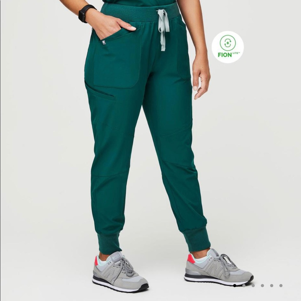 Figs fionlite jogger scrub pants M NWT